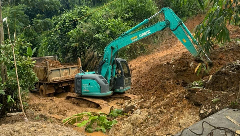 Sạt lở tỉnh lộ 164, Yên Bái tổ chức phân luồng từ xa