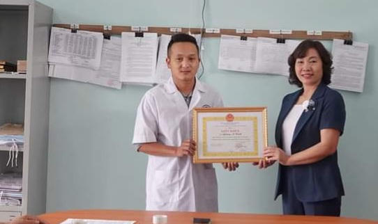 Khen thưởng nam bác sĩ đỡ đẻ dọc đường ở Yên Bái