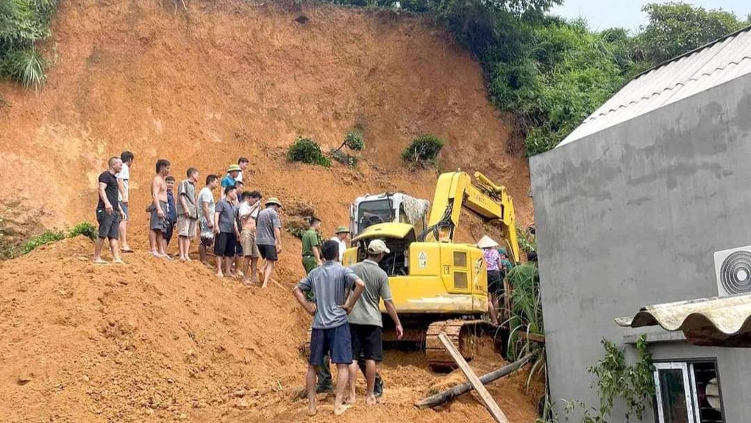 Cứu người đàn ông mắc kẹt trong bức tường đổ sập