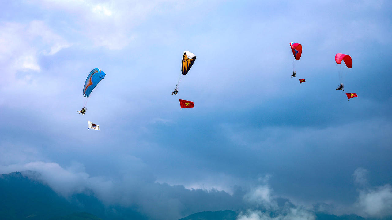 Cờ tổ quốc vút bay trên miền danh thắng Mù Cang Chải