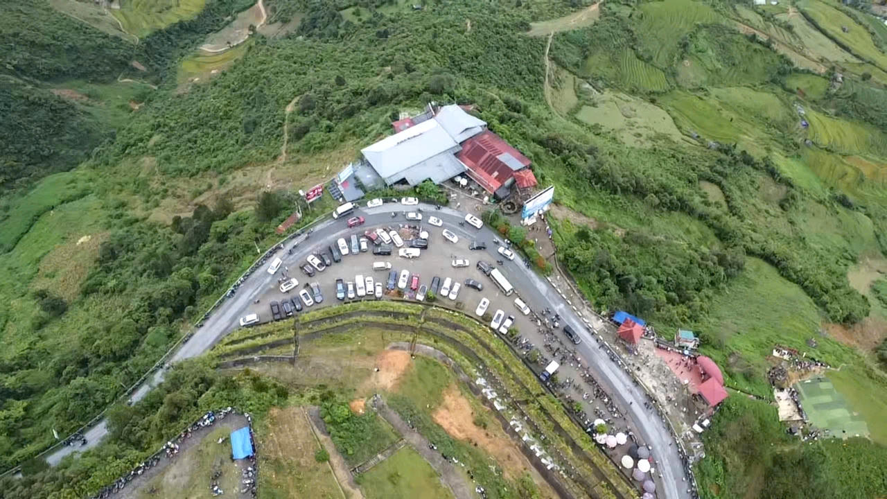 Cờ tổ quốc vút bay trên miền danh thắng Mù Cang Chải