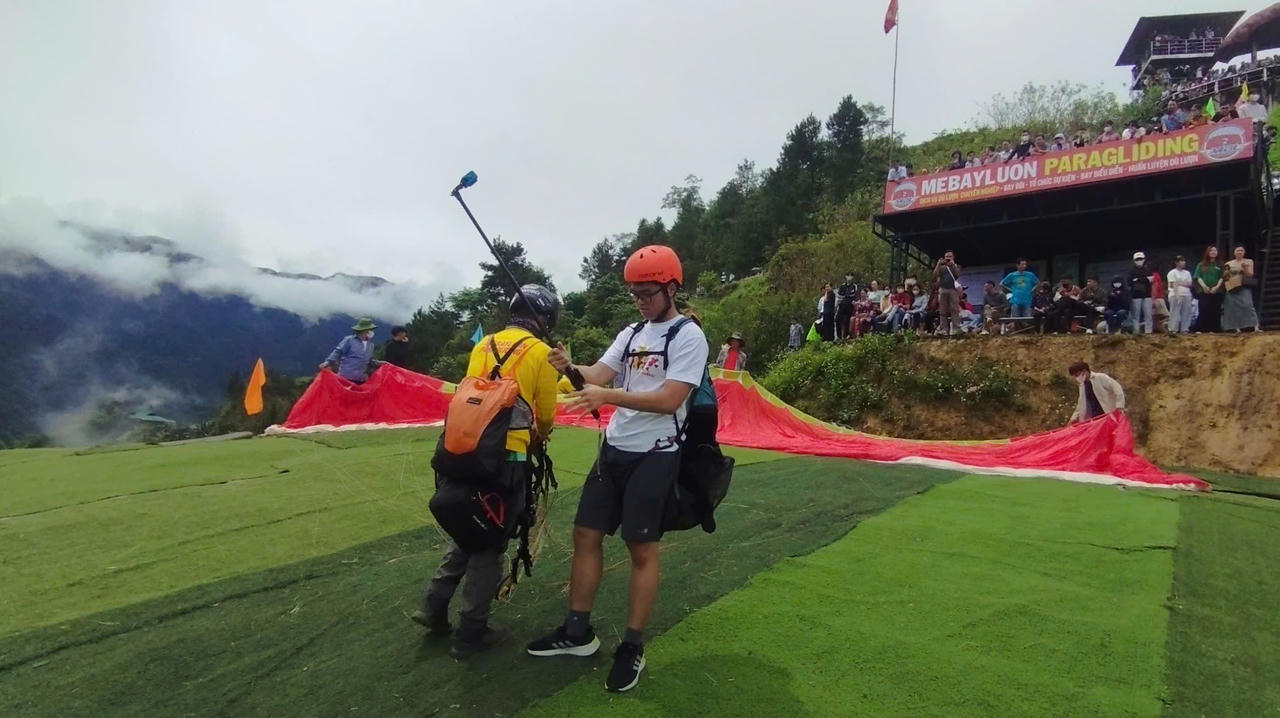 Cờ tổ quốc vút bay trên miền danh thắng Mù Cang Chải