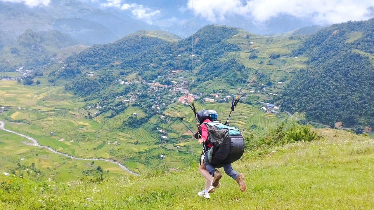 Cờ tổ quốc vút bay trên miền danh thắng Mù Cang Chải