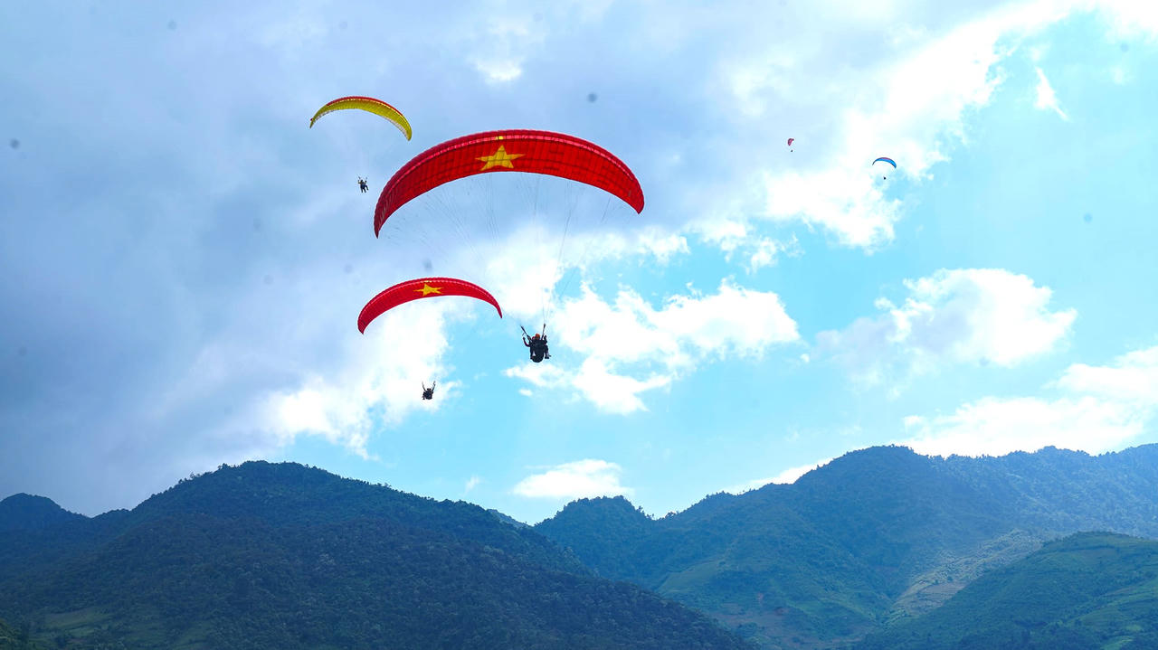 Cờ tổ quốc vút bay trên miền danh thắng Mù Cang Chải