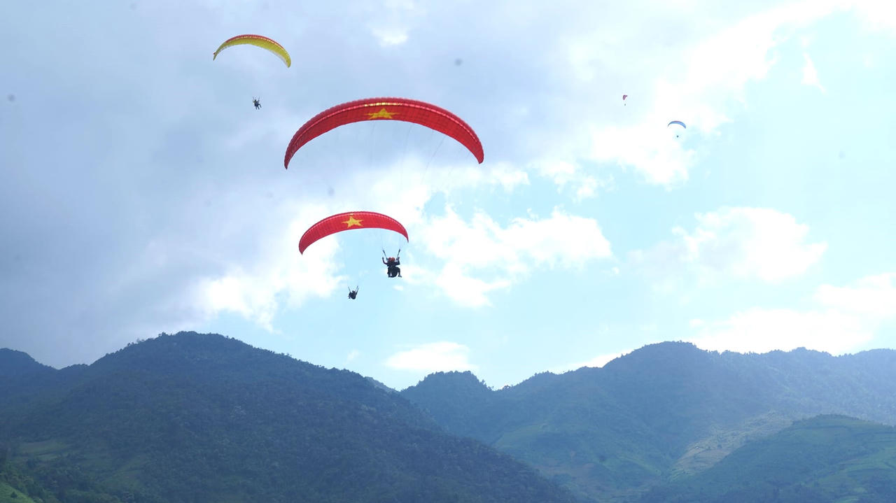 Cờ tổ quốc vút bay trên miền danh thắng Mù Cang Chải