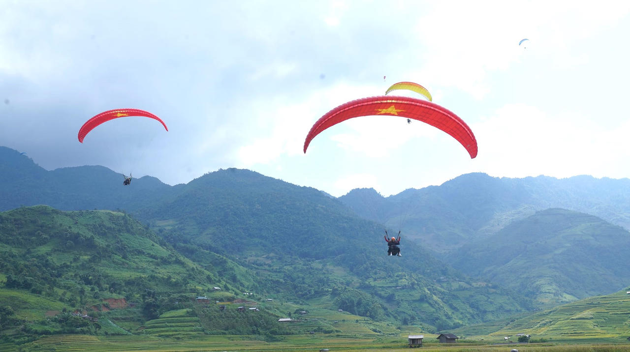 Cờ tổ quốc vút bay trên miền danh thắng Mù Cang Chải