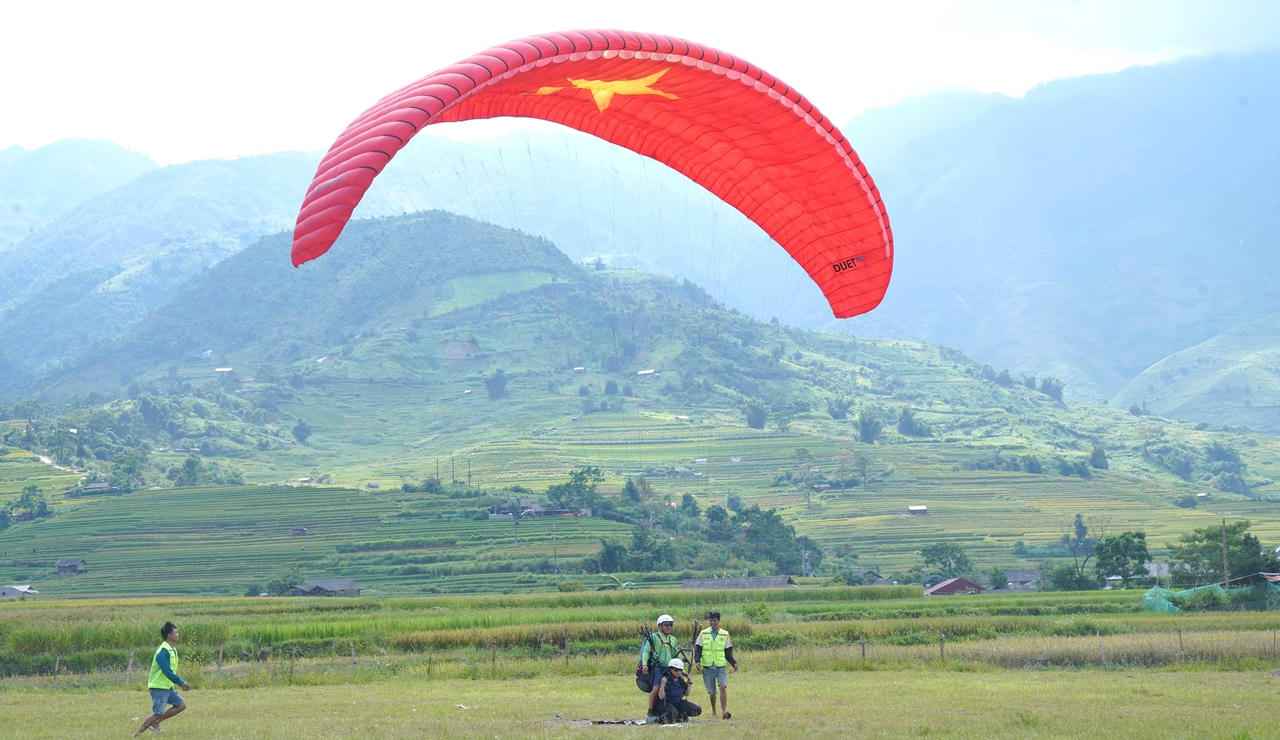 Cờ tổ quốc vút bay trên miền danh thắng Mù Cang Chải