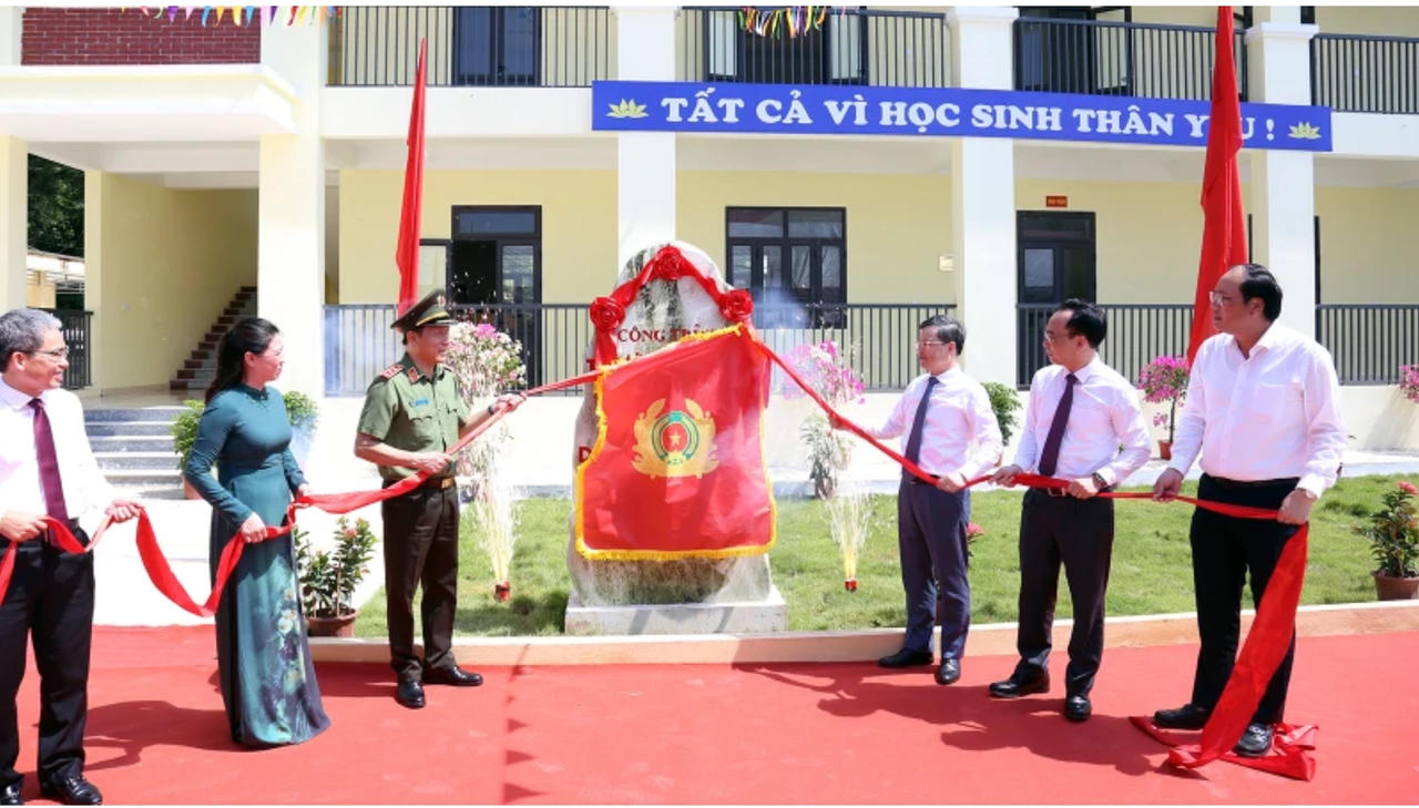 Bộ trưởng công an về Tuyên Quang dự khánh thành trường học