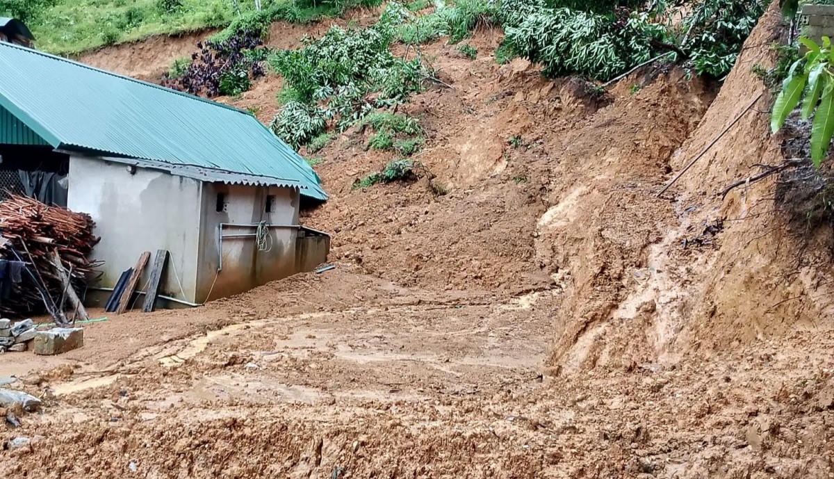 Tìm kiếm 2 người mất tích do lở núi ở Yên Bái