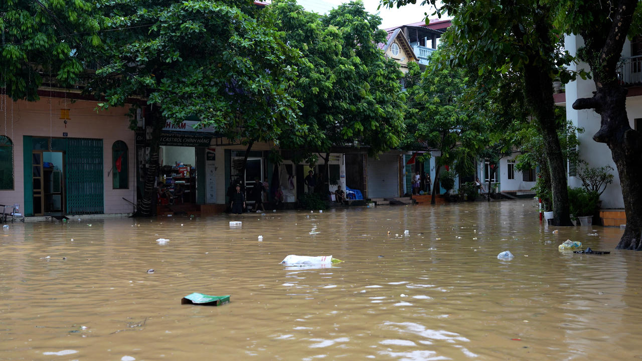 Công an nỗ lực giúp người dân khắc phục hậu quả mưa lũ 