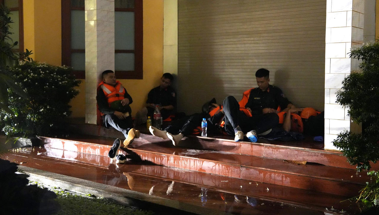 Công an nỗ lực giúp người dân khắc phục hậu quả mưa lũ 