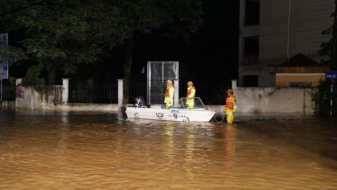 Công an nỗ lực giúp người dân khắc phục hậu quả mưa lũ 