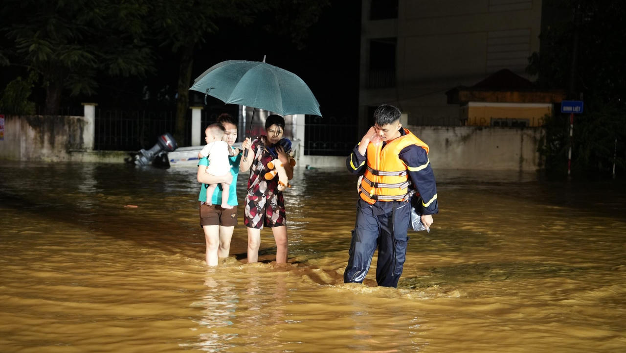 Công an nỗ lực giúp người dân khắc phục hậu quả mưa lũ 