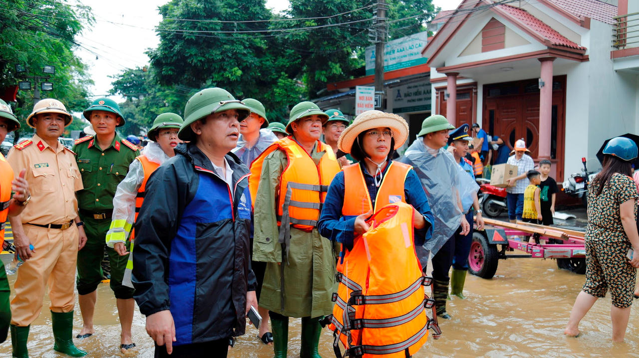 Lũ sông Hồng dâng cao, phố núi Yên Bái ngập trong biển nước