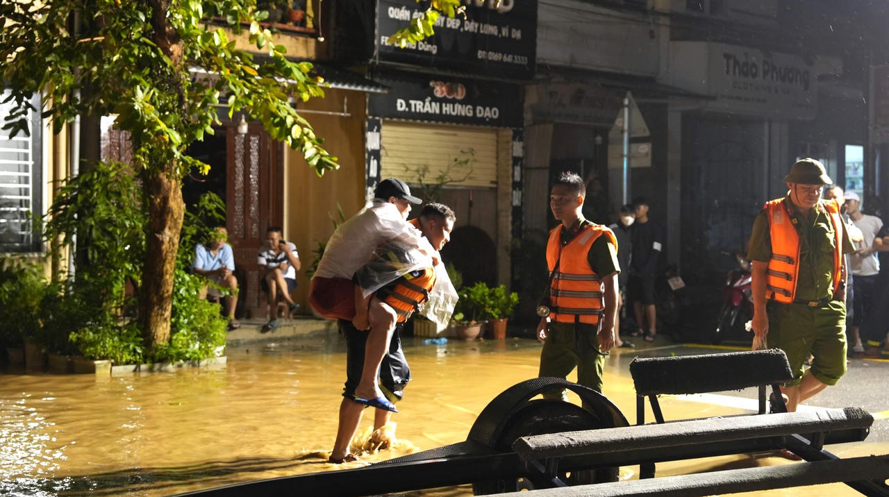 Công an nỗ lực giúp người dân khắc phục hậu quả mưa lũ 