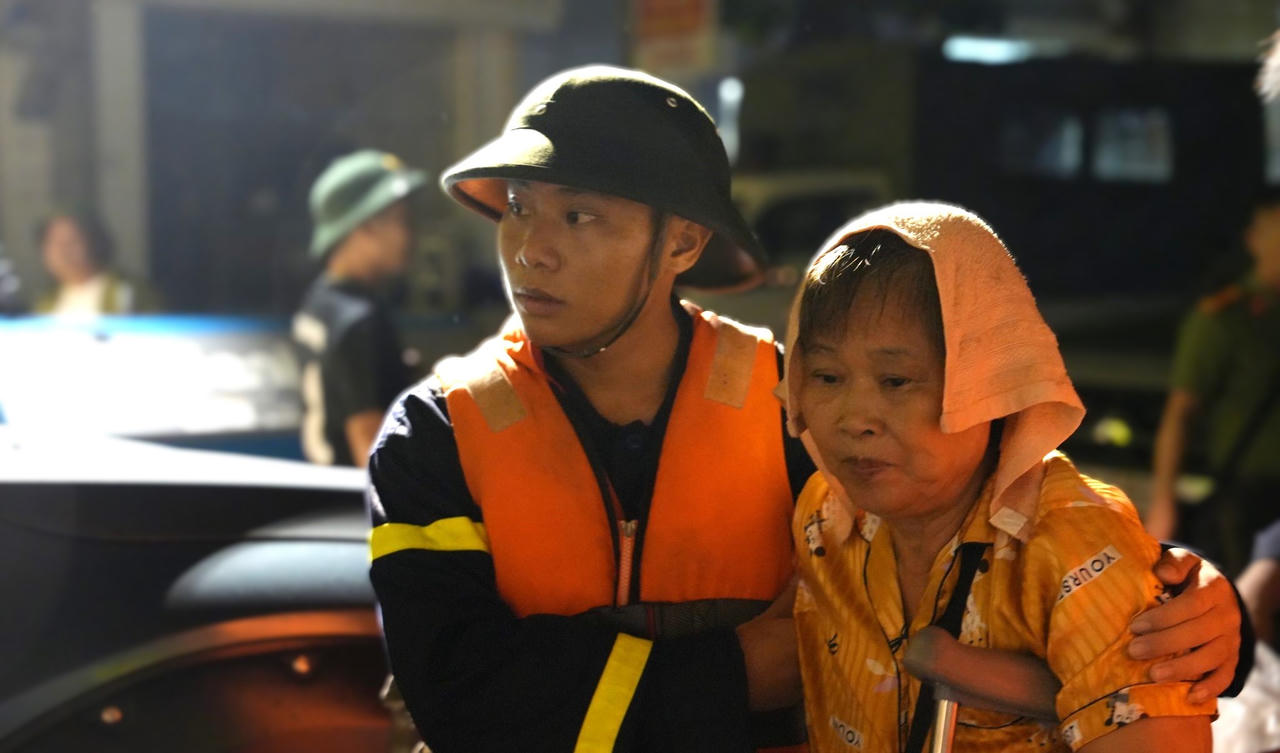 Công an nỗ lực giúp người dân khắc phục hậu quả mưa lũ 