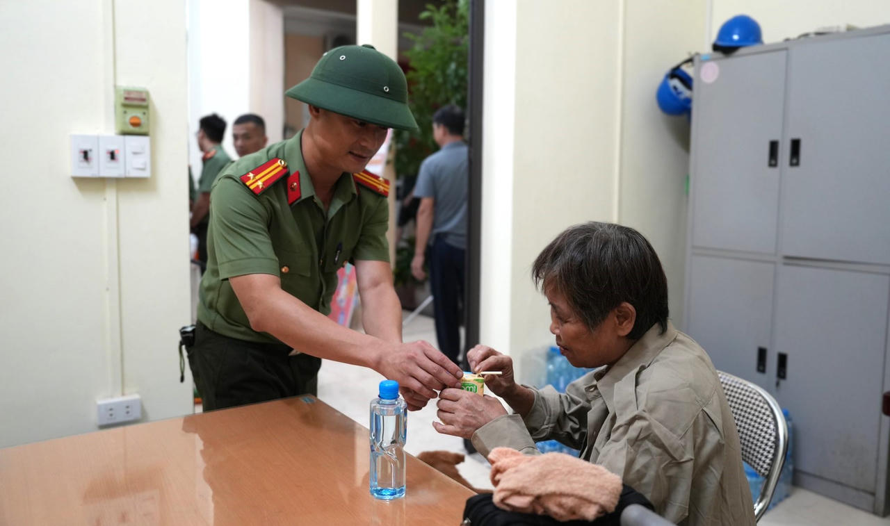 Công an nỗ lực giúp người dân khắc phục hậu quả mưa lũ 