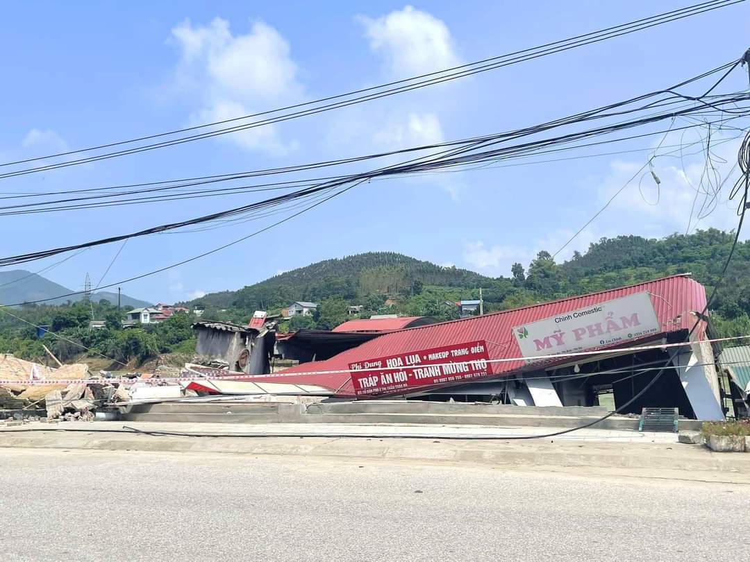 Yên Bái: 7 căn nhà sạt sập trong 1 đêm