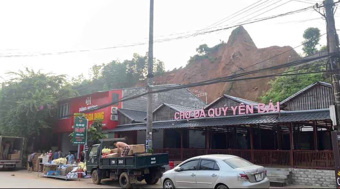 Yên Bái: 7 căn nhà sạt sập trong 1 đêm