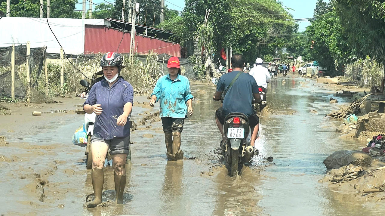 Lũ rút, người dân Yên Bái tất bật tái thiết cuộc sống 