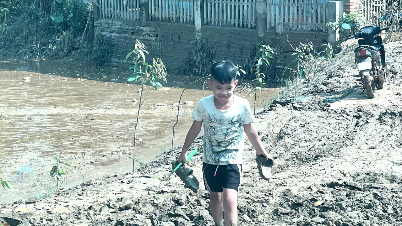 Lũ rút, người dân Yên Bái tất bật tái thiết cuộc sống 