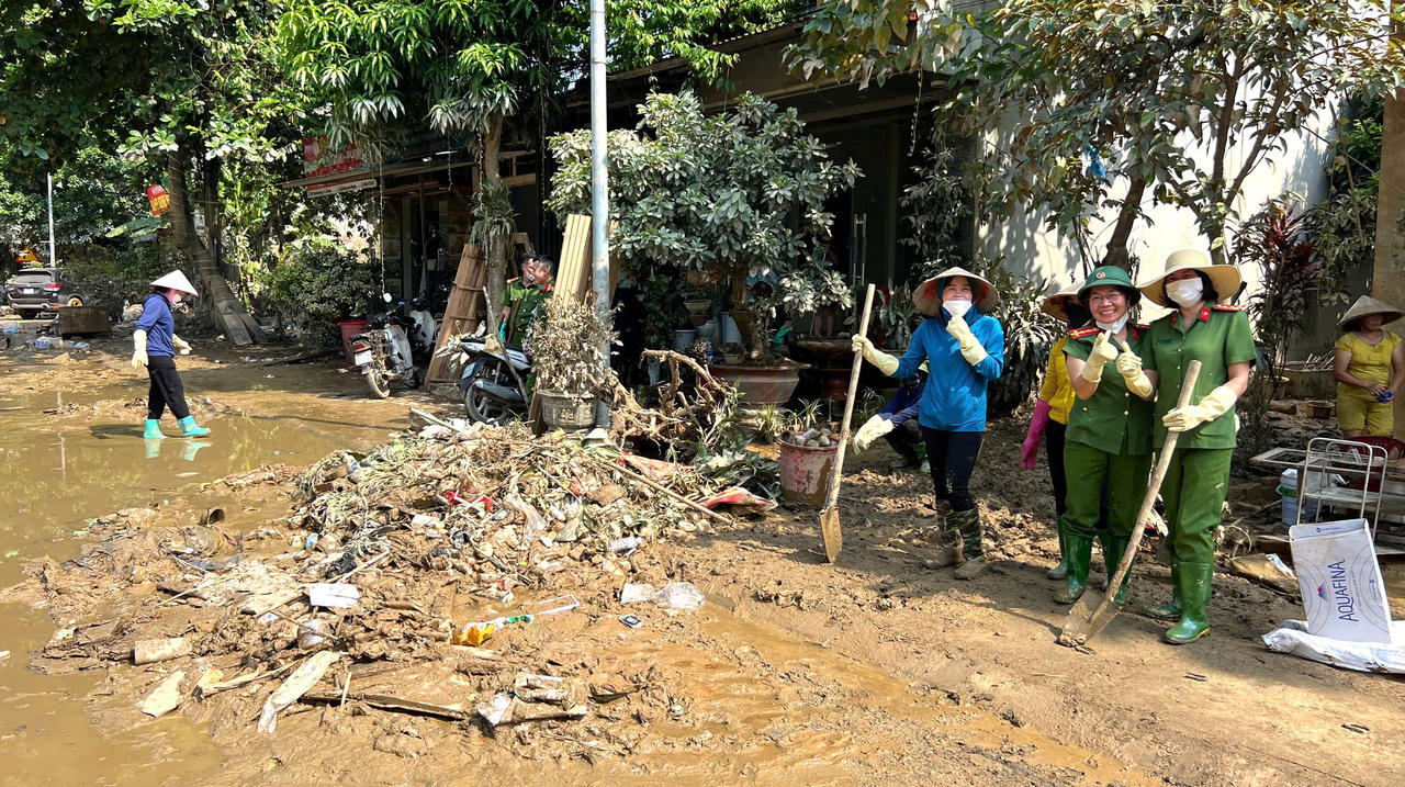 Lũ rút, người dân Yên Bái tất bật tái thiết cuộc sống 