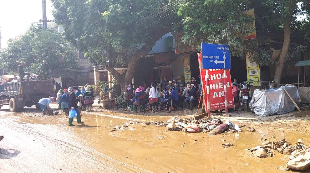 Lũ rút, người dân Yên Bái tất bật tái thiết cuộc sống 