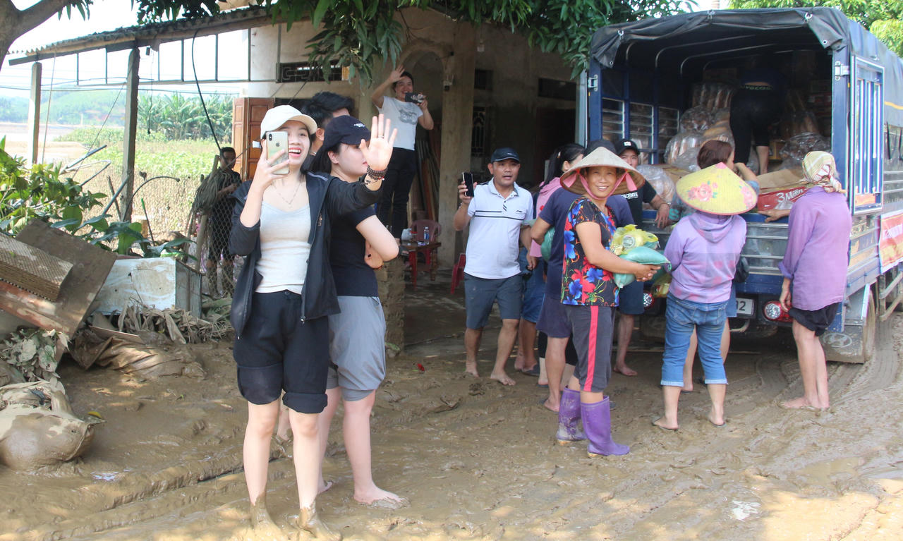 Lũ rút, người dân Yên Bái tất bật tái thiết cuộc sống 