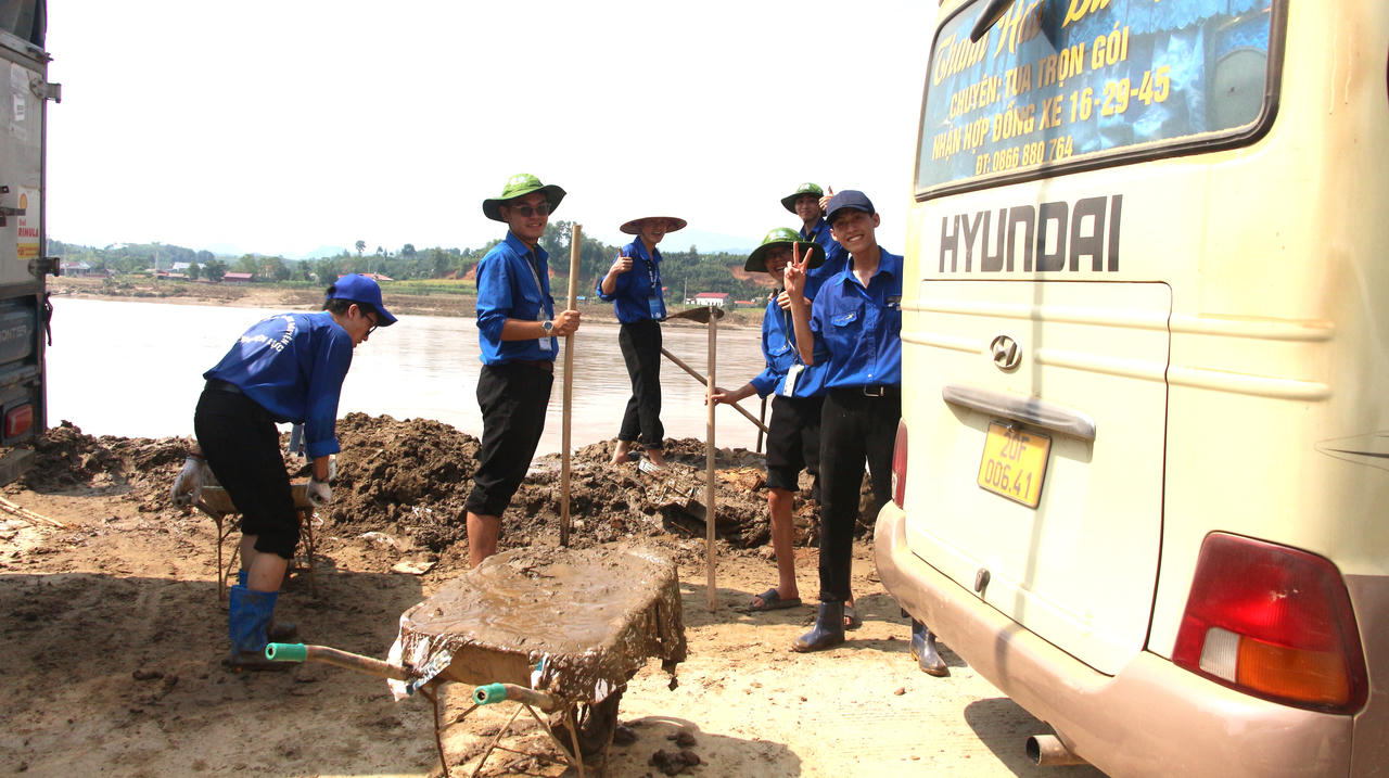 Lũ rút, người dân Yên Bái tất bật tái thiết cuộc sống 