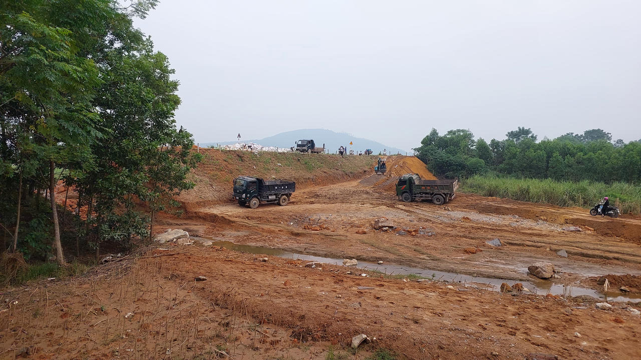 Người dân Tuyên Quang chung tay đắp đường tạm vượt đê vỡ