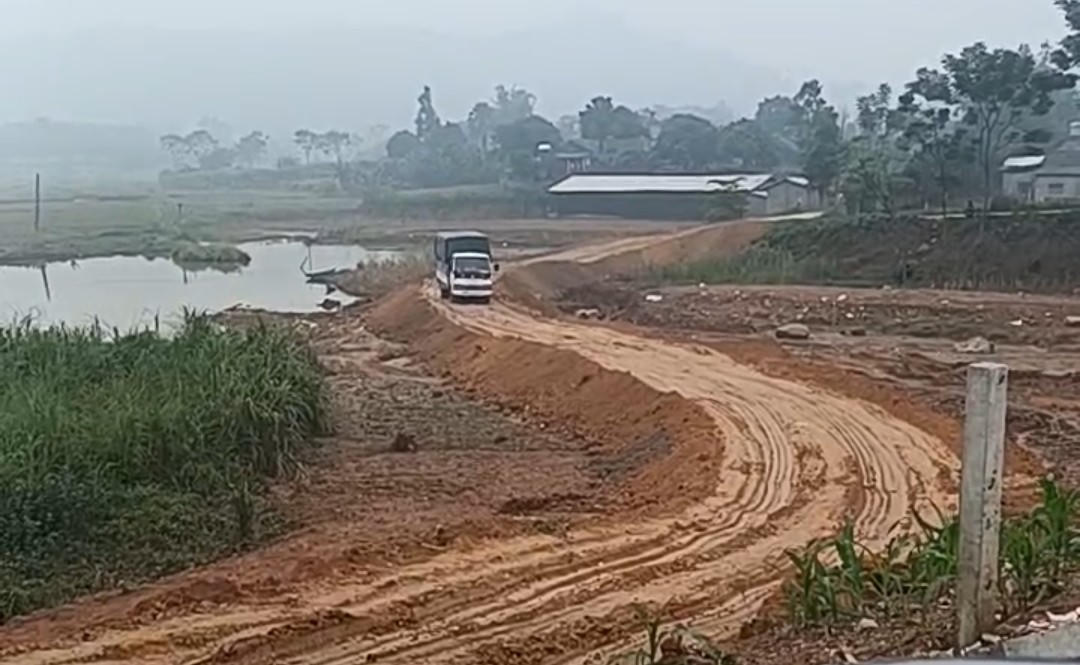 Người dân Tuyên Quang chung tay đắp đường tạm vượt đê vỡ