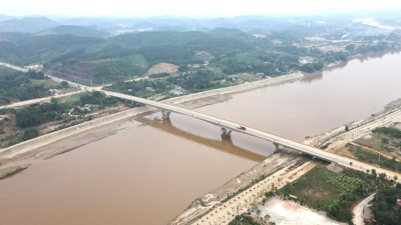 Cận cảnh 5 cây cầu bắc qua sông Hồng tại thành phố Yên Bái