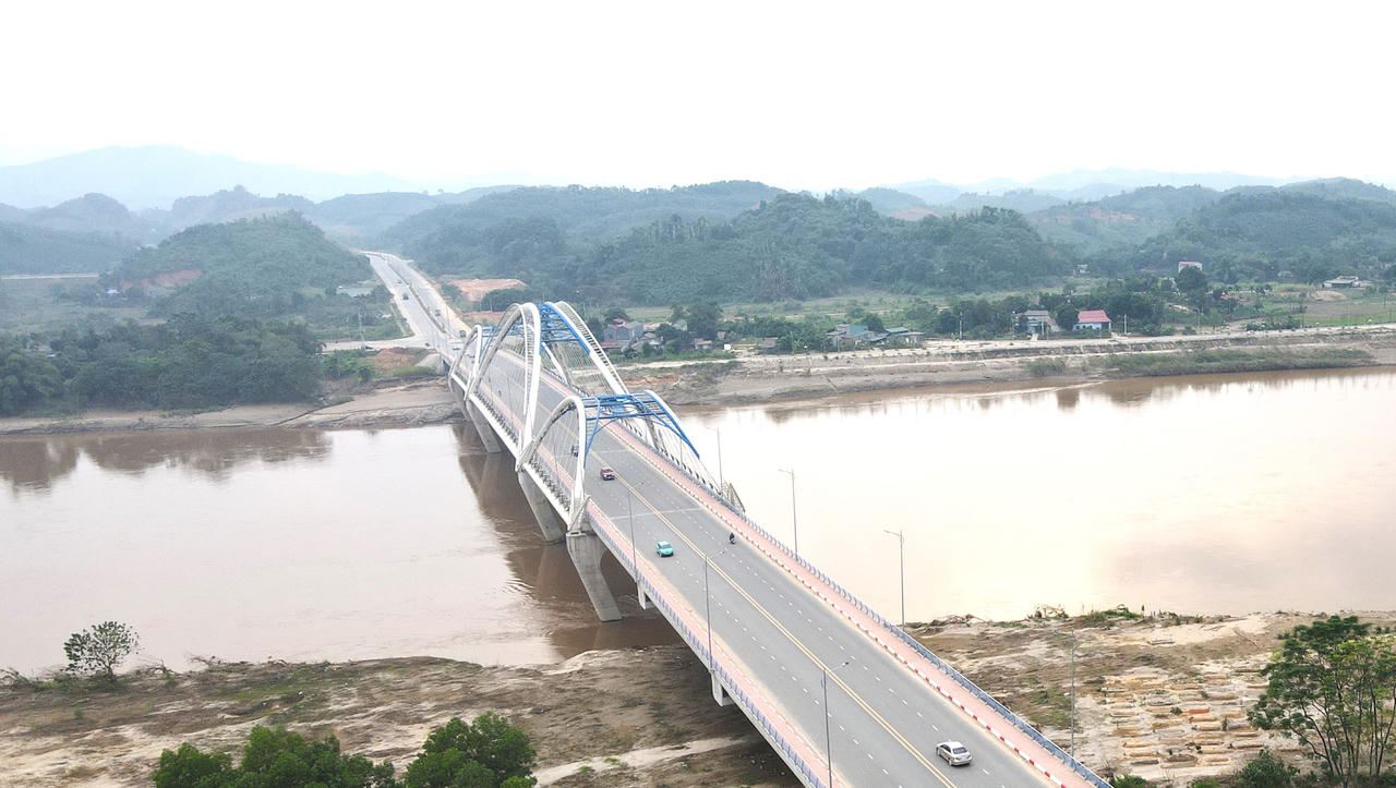 Cận cảnh 5 cây cầu bắc qua sông Hồng tại thành phố Yên Bái