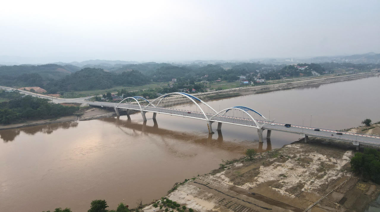 Cận cảnh 5 cây cầu bắc qua sông Hồng tại thành phố Yên Bái