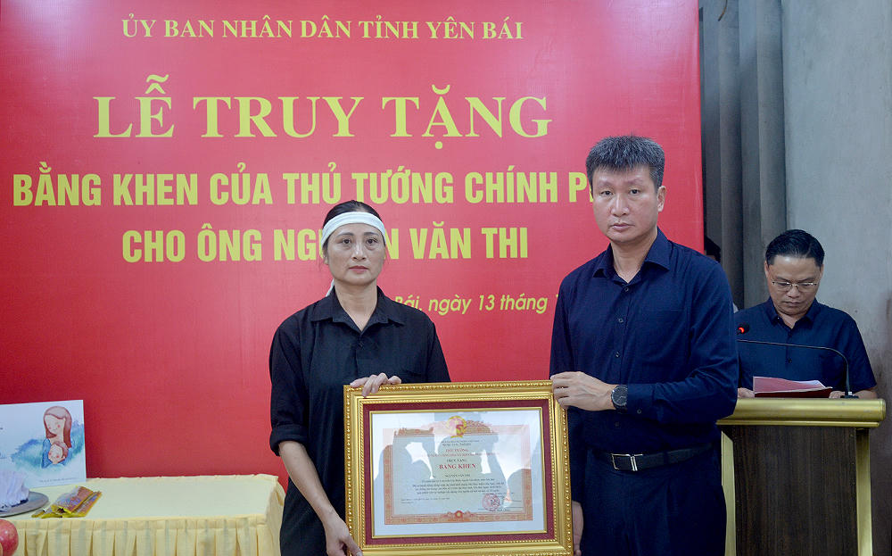 Truy tặng bằng khen cho tình nguyện viên bị lật thuyền khi đi cứu hộ