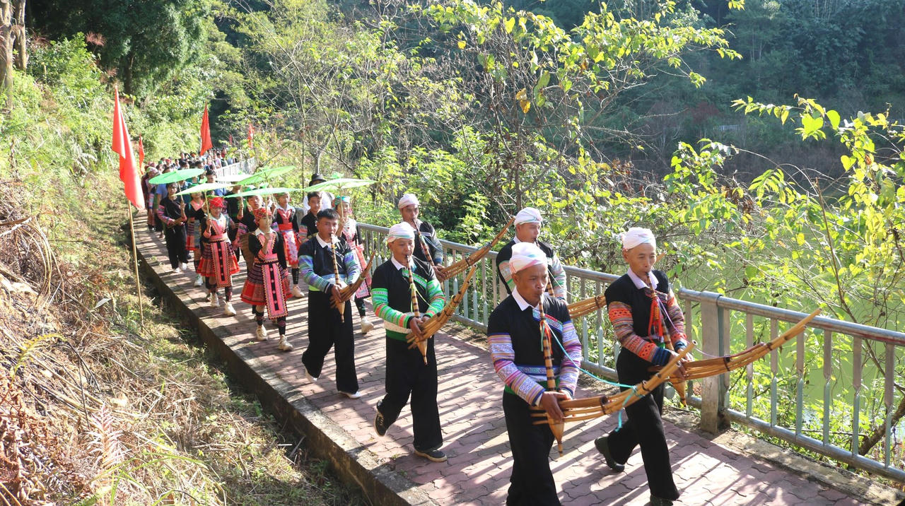 Tôn vinh cây trà tổ 400 tuổi ở Suối Giàng