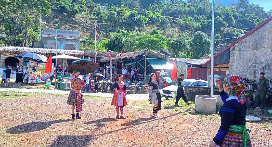 Tôn vinh cây trà tổ 400 tuổi ở Suối Giàng