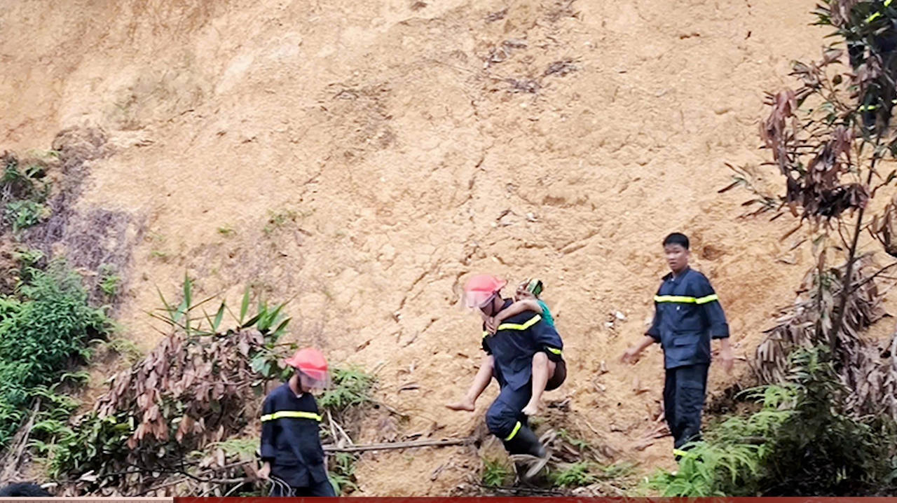 Cảnh sát cứu 1 phụ nữ trong đám cháy rừng