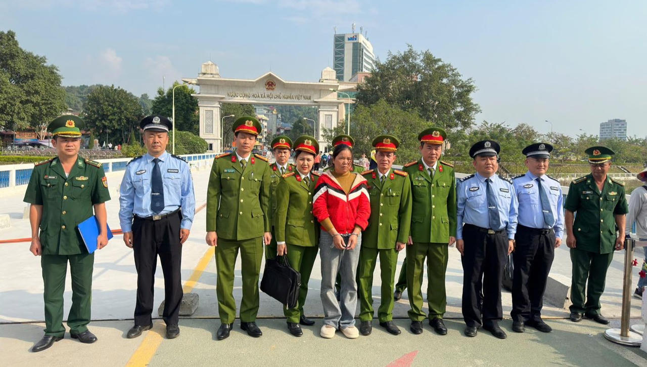 Di lý đối tượng buôn người trốn truy nã 15 năm