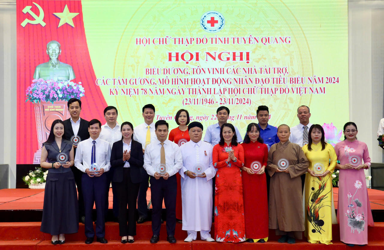 Báo Pháp luật Việt Nam được vinh danh về hoạt động nhân đạo tại Tuyên Quang 