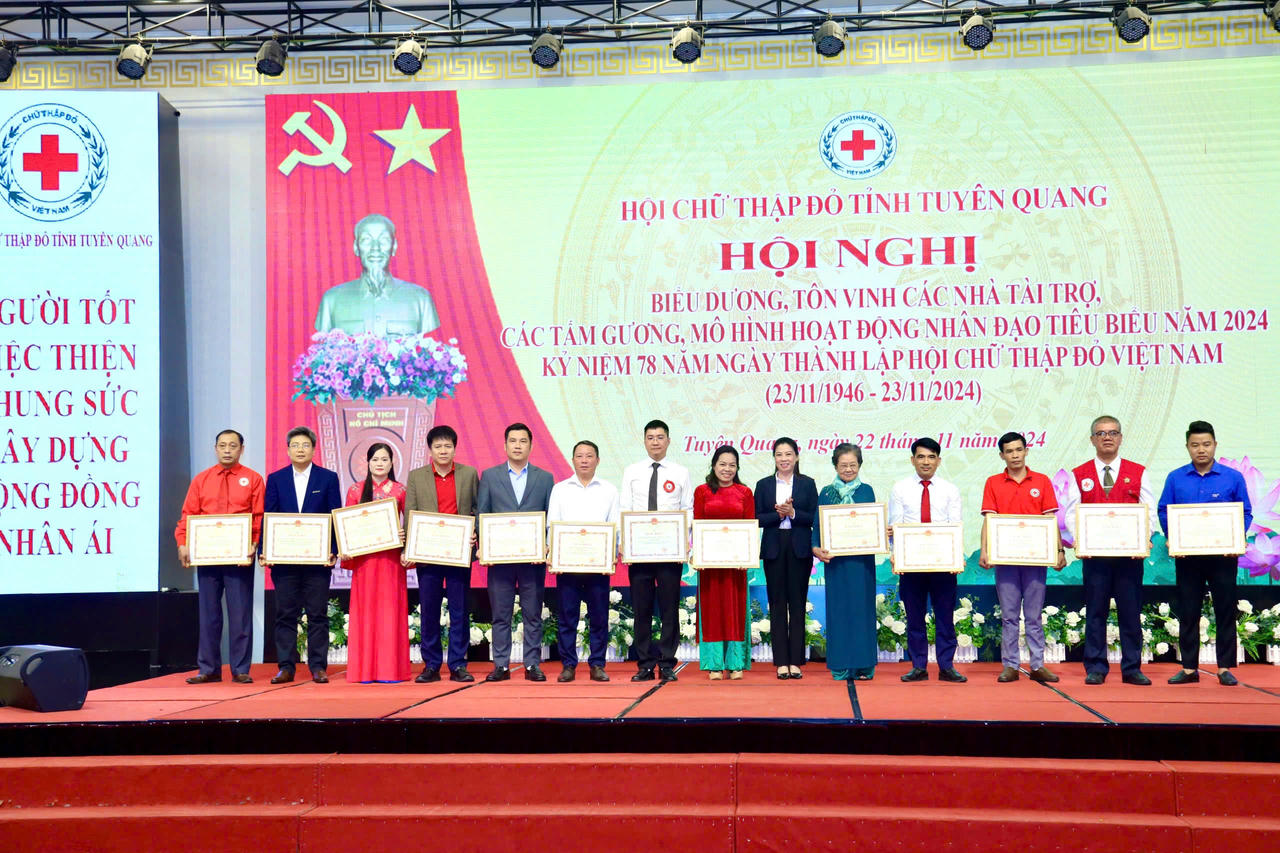 Báo Pháp luật Việt Nam được vinh danh về hoạt động nhân đạo tại Tuyên Quang 