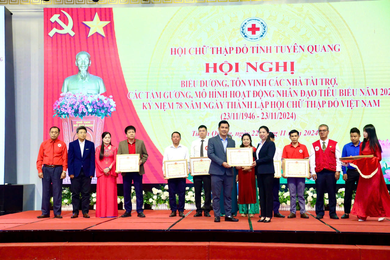 Báo Pháp luật Việt Nam được vinh danh về hoạt động nhân đạo tại Tuyên Quang 