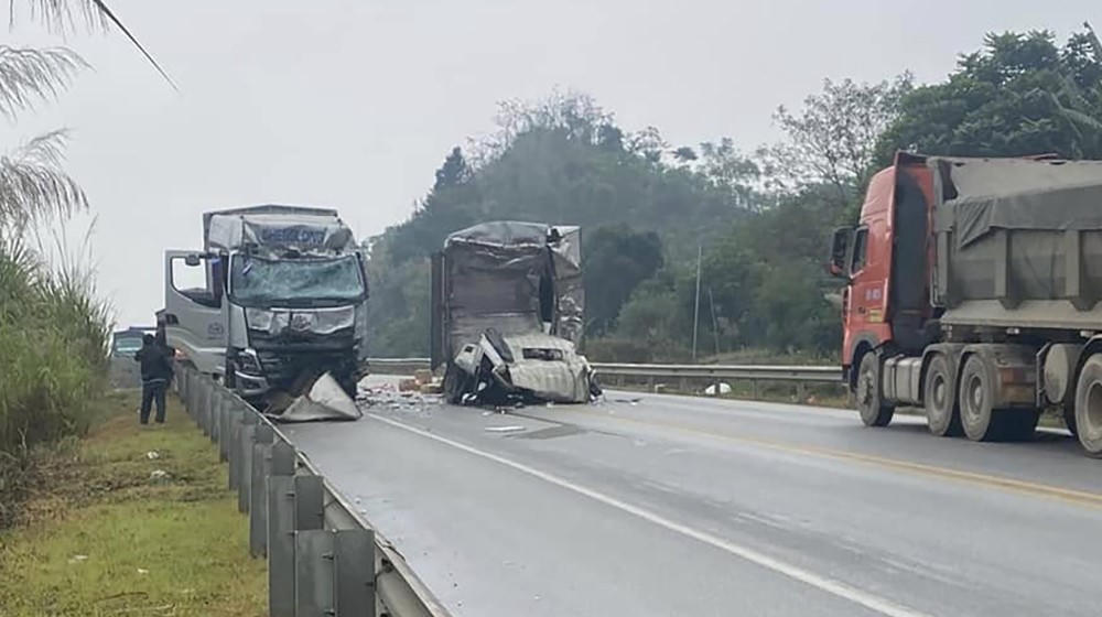 Ô tô tải đấu đầu trên cao tốc Nội Bài - Lào Cai, 2 người tử vong