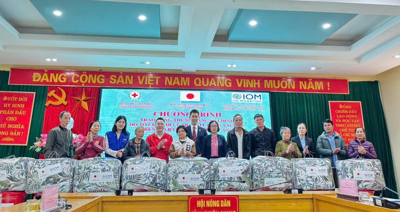 Trao 1.000 thùng hàng do Nhật Bản hỗ trợ cho người dân Tuyên Quang
