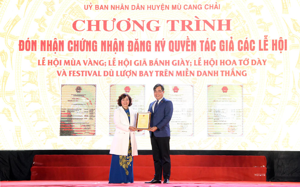 Khai mạc lễ hội hoa tớ dày Mù Cang Chải