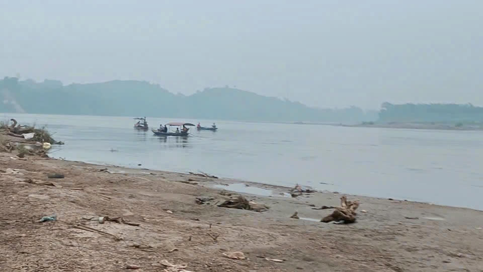 Yên Bái: Hai vợ chồng đi đánh cá bị lật thuyền trên sông Hồng