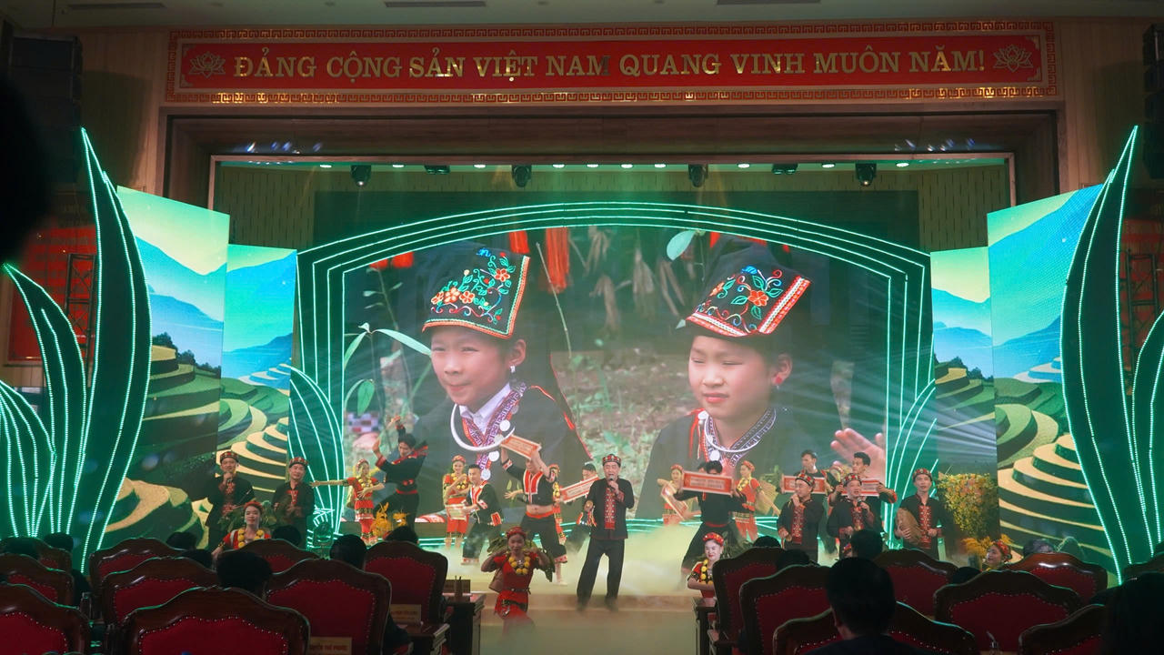 'Thủ phủ' quế của Yên Bái đạt chuẩn nông thôn mới và đón nhận Huân chương Lao động hạng Nhì