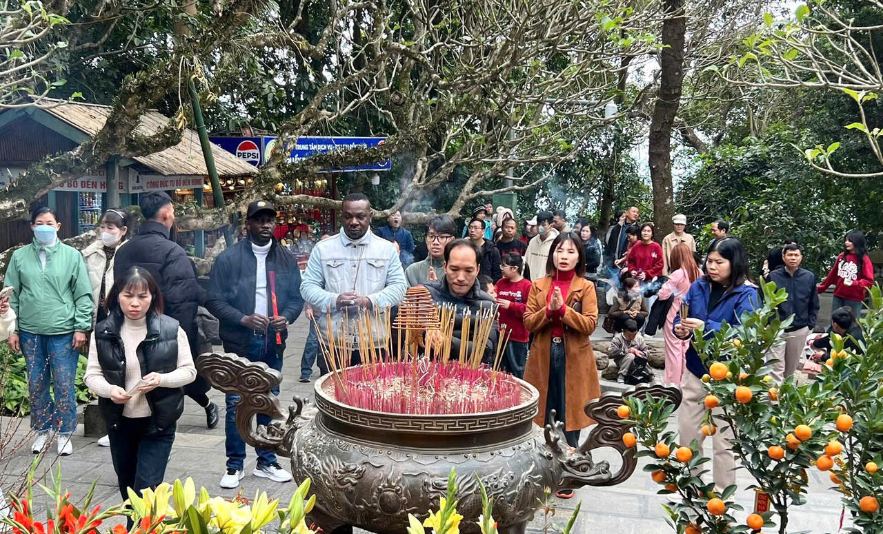 Khách quốc tế và trong nước nô nức đi lễ đầu xuân tại Đền Hùng