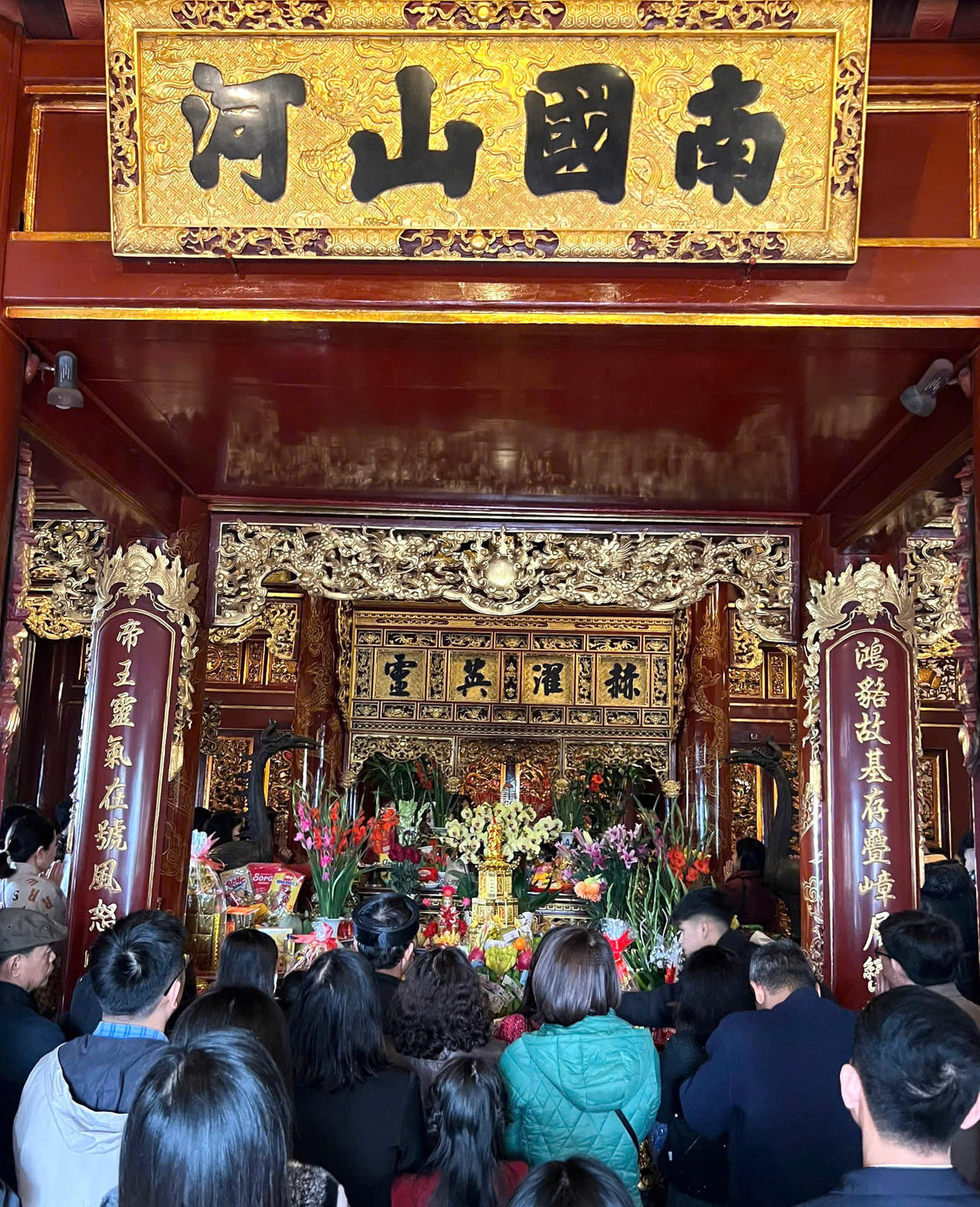 Khách quốc tế và trong nước nô nức đi lễ đầu xuân tại Đền Hùng