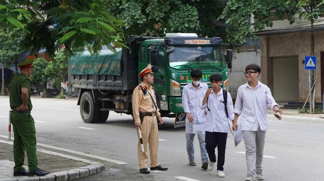 Mất điện trước giờ thí sinh làm thủ tục, Yên Bái kịp thời khắc phục